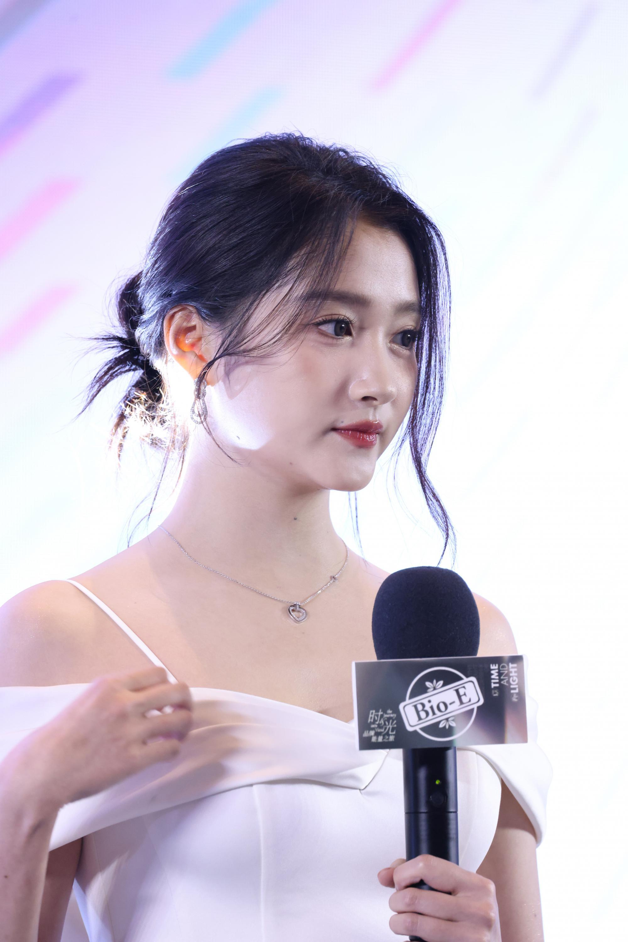 关晓彤左侧脸漏香肩现场生图照[8]